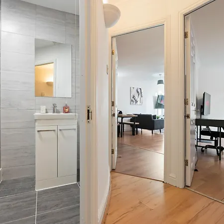 Centre - Sleeps 5 - Free Parking شقة ليدز