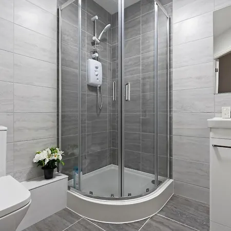 Centre - Sleeps 5 - Free Parking شقة ليدز