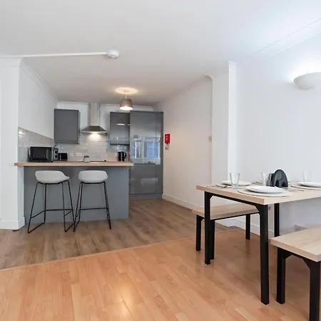 Centre - Sleeps 5 - Free Parking