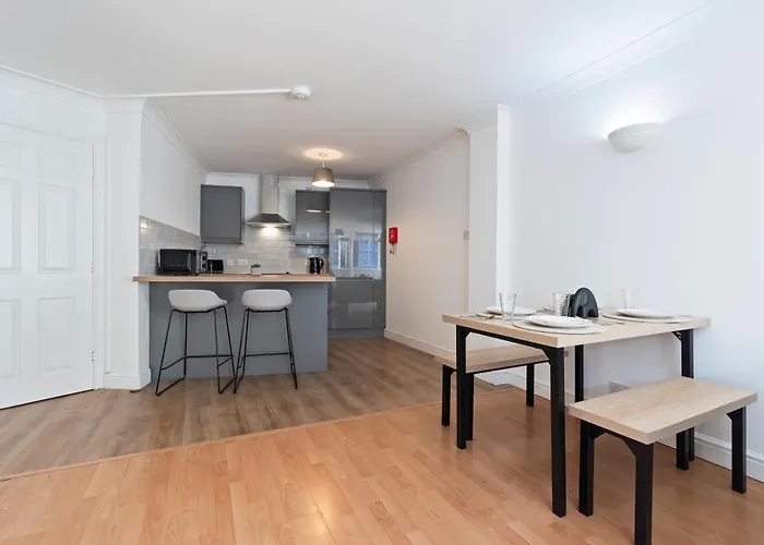 Centre - Parking Included - High Speed Wifi - 5 Guests