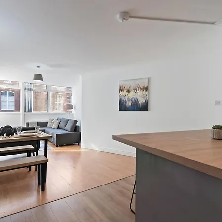 Centre - Sleeps 5 - Free Parking